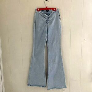 Light wash, body enhancing stretchy jeans